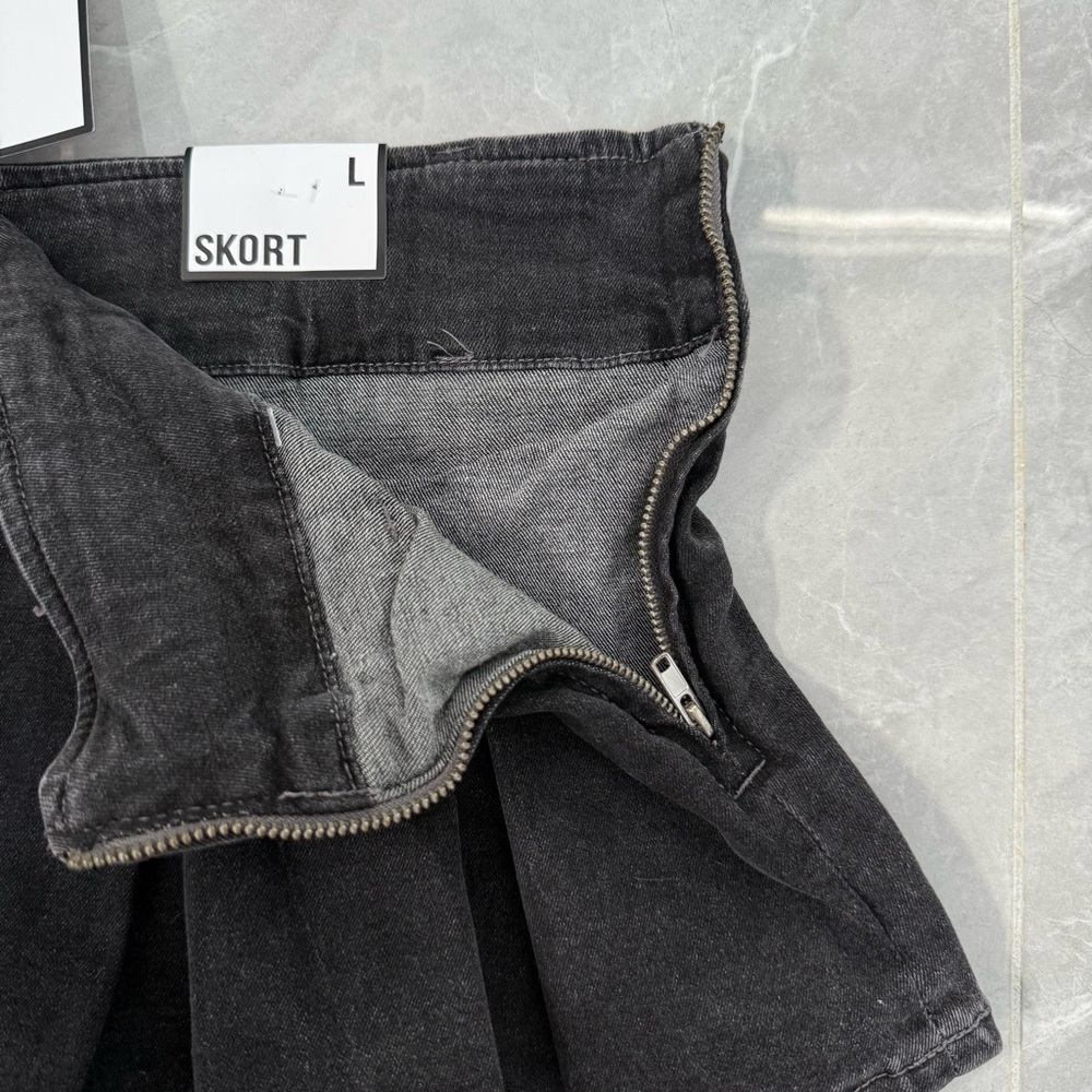 Women’s Almost Famous Pleated Black Denim Mini Skort Skirt Y2K Grunge Size Large - Picture 4 of 12
